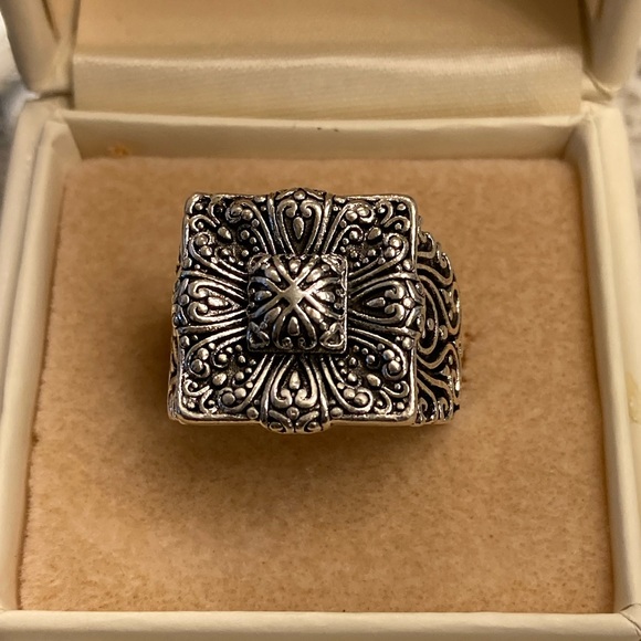 Vintage Style Embossed Floral Ring - Picture 3 of 6